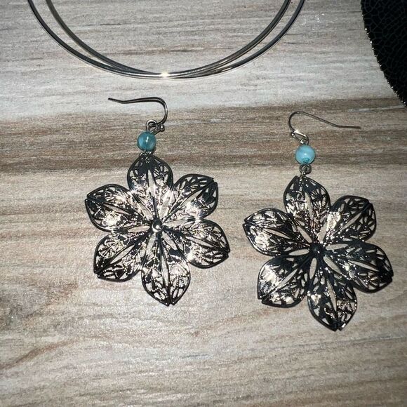 Earrings women’s lot of 5 pairs all silver tone large hoops and dangles all nwot - Picture 2 of 11